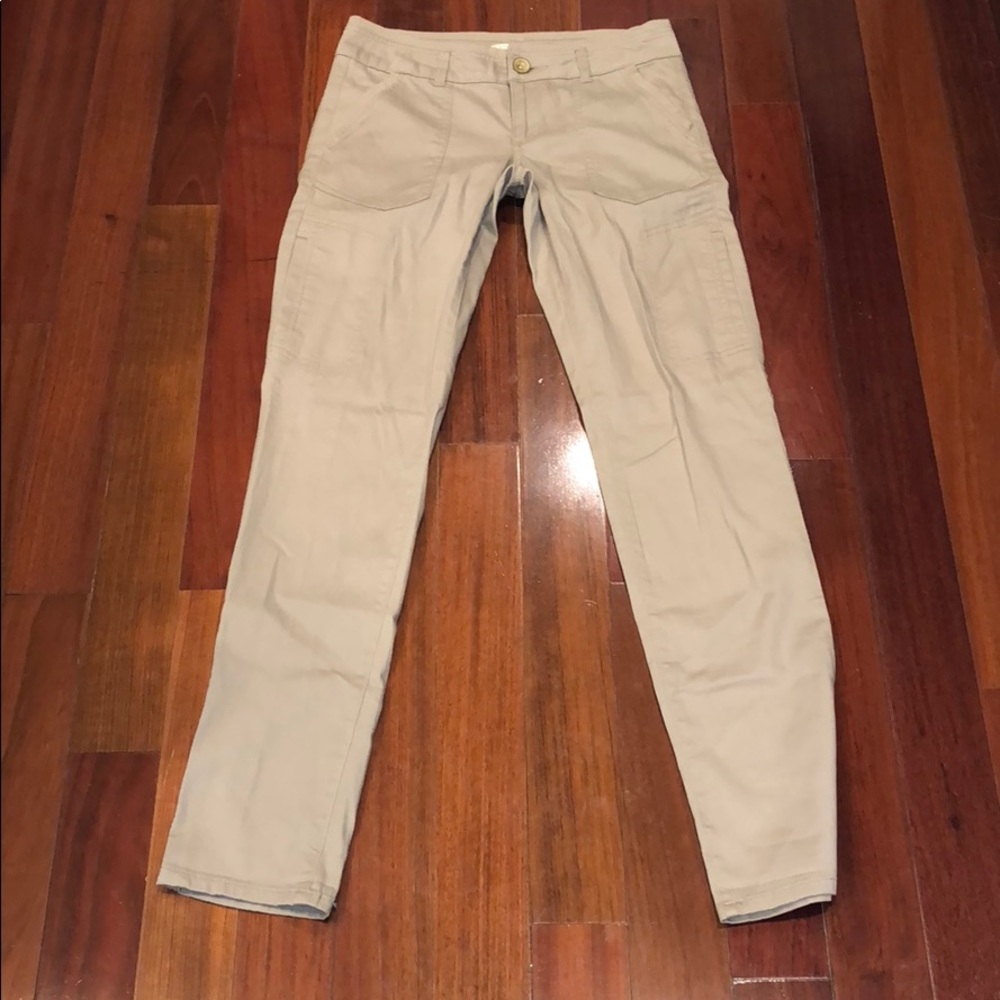 BNWOT  jolt khaki cargo pants size 3  super soft
